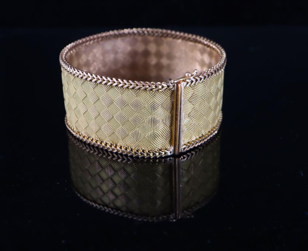 An 18k two colour gold broad mesh link bracelet,